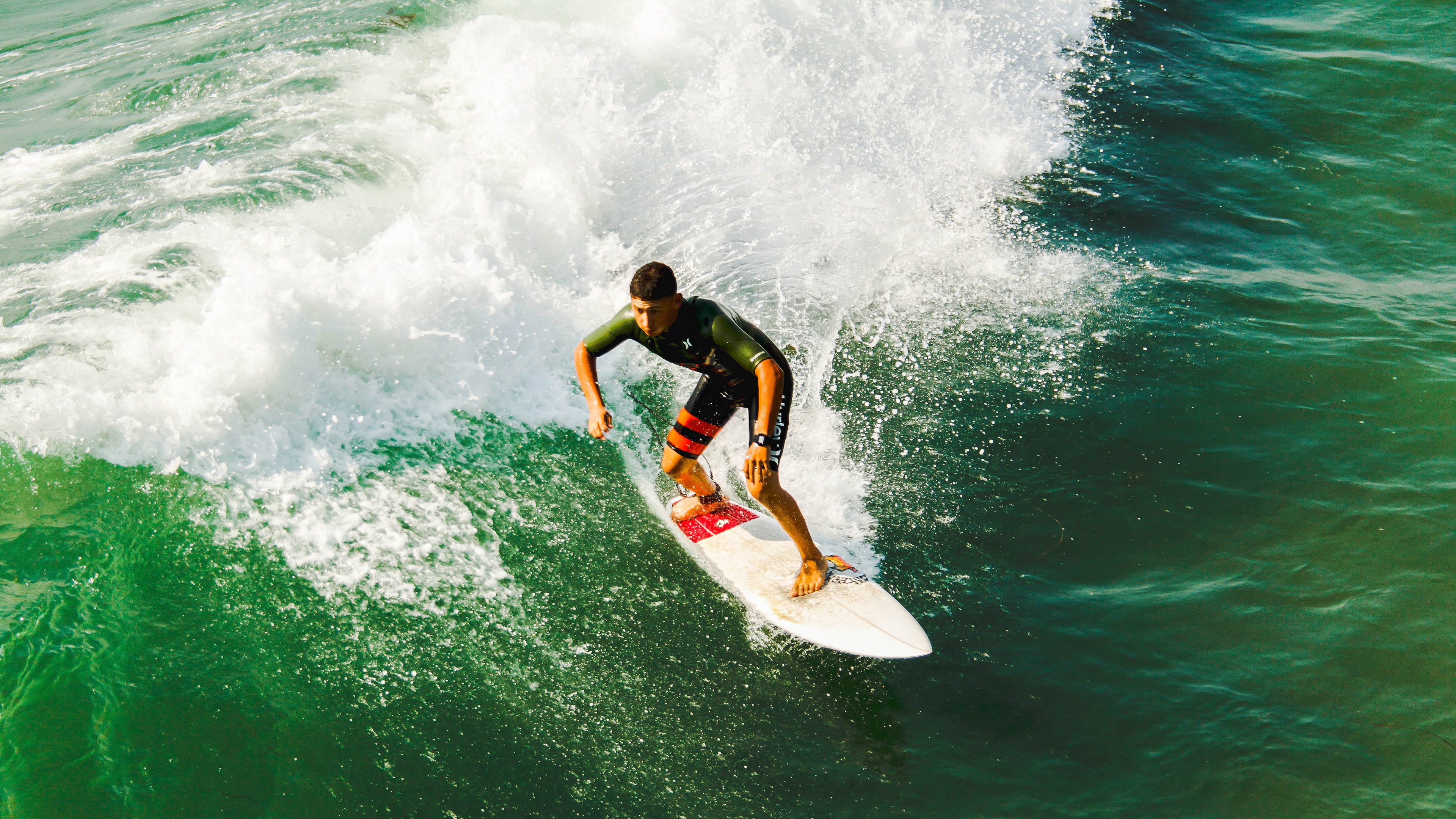 九游体育登录入口-德甲激烈对抗，比分3-2，明星前锋两球，关键扑救命悬一线，角球数量更胜一筹